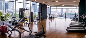 吉隆坡Anggun Residence KLCC (LuxLofts)的大楼内提供自行车和健身器材的健身房