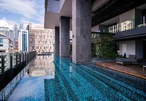 吉隆坡Anggun Residence KLCC (LuxLofts)的建筑物一侧的游泳池