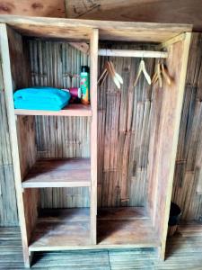 GitgitWanagiri sunset glamping的小屋设有一张双层床,配有木墙