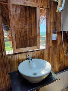 GitgitWanagiri sunset glamping的木制浴室设有白色水槽和窗户