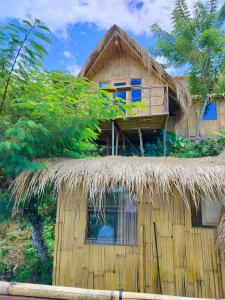 GitgitWanagiri sunset glamping的茅草屋顶房屋