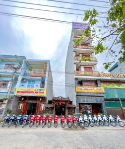 河江HagiangGo Hostel-Motorbikes rental and Tour的停在大楼前的一排摩托车