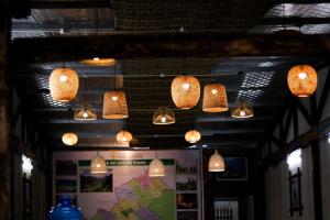 河江HagiangGo Hostel-Motorbikes rental and Tour的吊在天花板上的一组灯