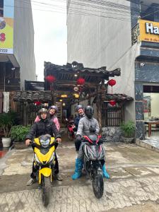 河江HagiangGo Hostel-Motorbikes rental and Tour的一群骑摩托车的人停在大楼前