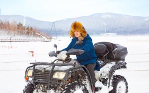 博罗沃耶博罗沃厄里克瑟斯酒店的坐在雪地里摩托车上的女人