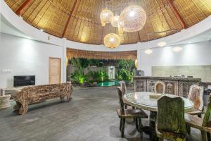 乌布Brand new Luxury 3BR villa Ethnic Ubud #3的客厅配有桌椅和沙发