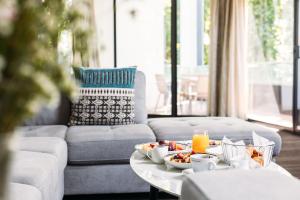 堪培拉堪培拉皇冠假日酒店的客厅配有餐桌和食物