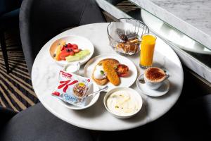 堪培拉堪培拉皇冠假日酒店的桌上的白盘早餐食品