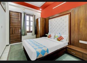 乌代浦7horses holidays homes的一间卧室设有一张带橙色天花板的大床