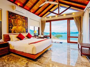 拉迈Sandalwood Luxury Villa Resort的一间卧室设有一张大床和一个大窗户