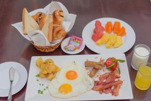 暹粒幸运吴哥酒店及Spa中心的桌上放有鸡蛋早餐食品