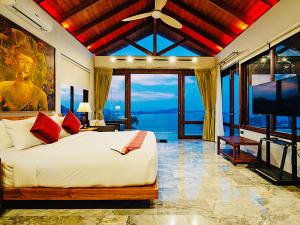 拉迈Sandalwood Luxury Villa Resort的一间卧室配有一张大床和电视
