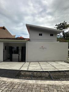 赫拉多拉Casa Mariposa的前面有车库的白色房子