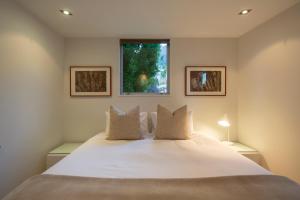 皇后镇阿马鲁酒店的卧室配有一张大白色床和窗户