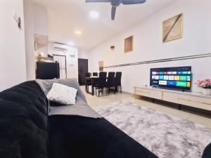 新山New! 4-7pax 2bedrooms condo near Mount Austin JB的带沙发和平面电视的客厅