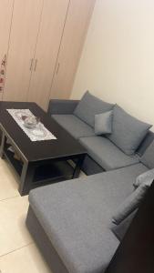 迪拜Al badaa的客厅配有沙发和桌子