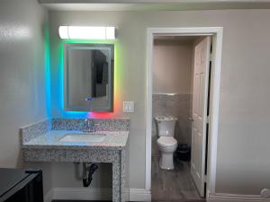 北山Diamond Inn的一间带水槽、镜子和卫生间的浴室