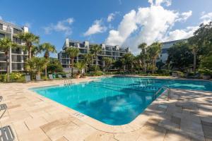 棕榈岛Shipwatch 418 - Luxury Oceanfront Penthouse in Isle of Palms的大楼前的大型游泳池