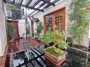 苏州枕窗听雨客栈（(苏州观前拙政园店）的一个带盆栽和桌子的庭院
