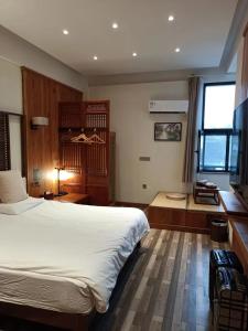 苏州枕窗听雨客栈（(苏州观前拙政园店）的卧室设有一张白色大床和一扇窗户。