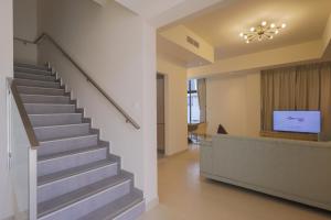 迪拜Fabulous 4br villa with Balcony的医院大厅的楼梯,有楼梯