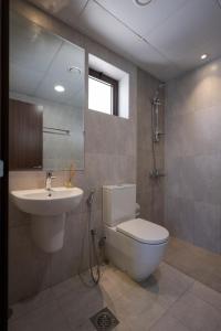 迪拜Fabulous 4br villa with Balcony的一间带卫生间和水槽的浴室