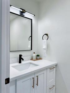 埃尔克格罗夫Trendy Trenholm的浴室设有白色水槽和镜子