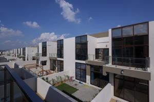 迪拜Fabulous 4br villa with Balcony的公寓大楼的空中景致