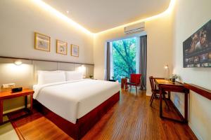 重庆无隅酒店(重庆沙坪坝三峡广场店)的一间卧室配有一张床、一张书桌和一个窗户。