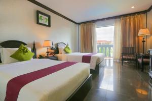 暹粒幸运吴哥酒店及Spa中心的酒店客房设有两张床和一个阳台。