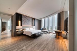 杭州杭州西湖万怡酒店的酒店客房,配有床和电视