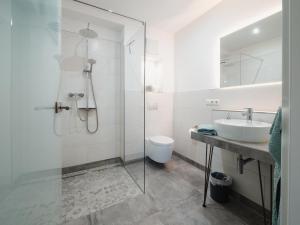 施魏根-雷希滕巴赫Gästehaus Frieda的带淋浴、盥洗盆和卫生间的浴室