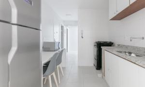里约热内卢Tabas Maravilhoso apê 3 quartos Ipanema IP0050的白色的厨房配有柜台和水槽