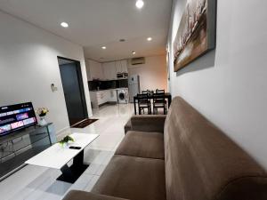吉隆坡Summer Suites KLCC By Homestay的客厅配有沙发和电视。