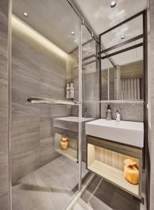 台北泰桔子商旅-西门汉中店的一间带水槽和镜子的浴室