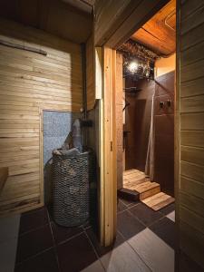 NītaureRiver House的浴室设有步入式淋浴间,位于厕所旁边