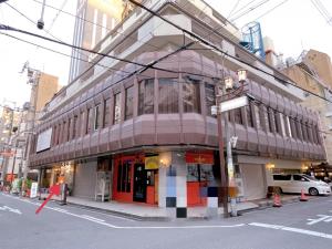 大阪Shinsaibashi Dotonbori的城市街道拐角处的建筑物