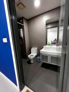 吉隆坡Summer Suites KLCC By Homestay的一间带卫生间、水槽和镜子的浴室