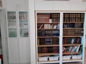 赖阿南纳דירת בוטיק כיפית לשומרי שבת וכשרות בלבד的书架上堆满了书