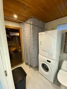 万塔Bright house for short stay的小型浴室内的洗衣机和烘干机