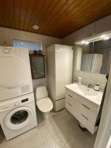 万塔Bright house for short stay的一间带洗衣机和水槽的浴室
