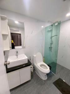清迈两室一厅两卫清迈市中心舒适大平层的浴室配有卫生间、盥洗盆和淋浴。