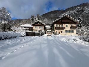 格吕瑙Villa Unterswand的雪覆盖的房子