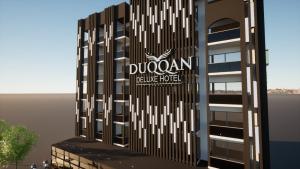 库萨达斯duqqan deluxe hotel的建筑的 ⁇ 染,上面有标志