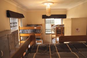 利马Inkawasi Miraflores Hostel的宿舍间 - 带一张床和吊灯