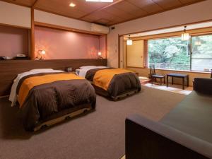 中之条志摩亚马赤坎日式旅馆的一间卧室,配有两张床