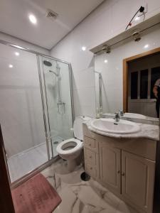 圣托·蒂尔索cerca do casal的浴室配有卫生间、淋浴和盥洗盆。