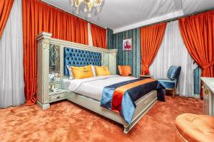 巴库Manor Luxury Hotel Baku的一间卧室配有一张特大号床和红色窗帘