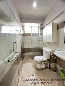 大山脚2 Storey House Bayu Mutiara @ Bukit Mertajam的浴室配有卫生间、淋浴和盥洗盆。