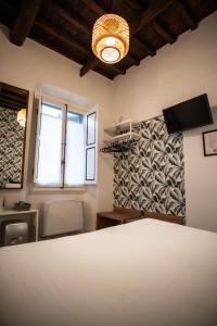 佛罗伦萨奈拉酒店的客房设有桌椅和窗户。